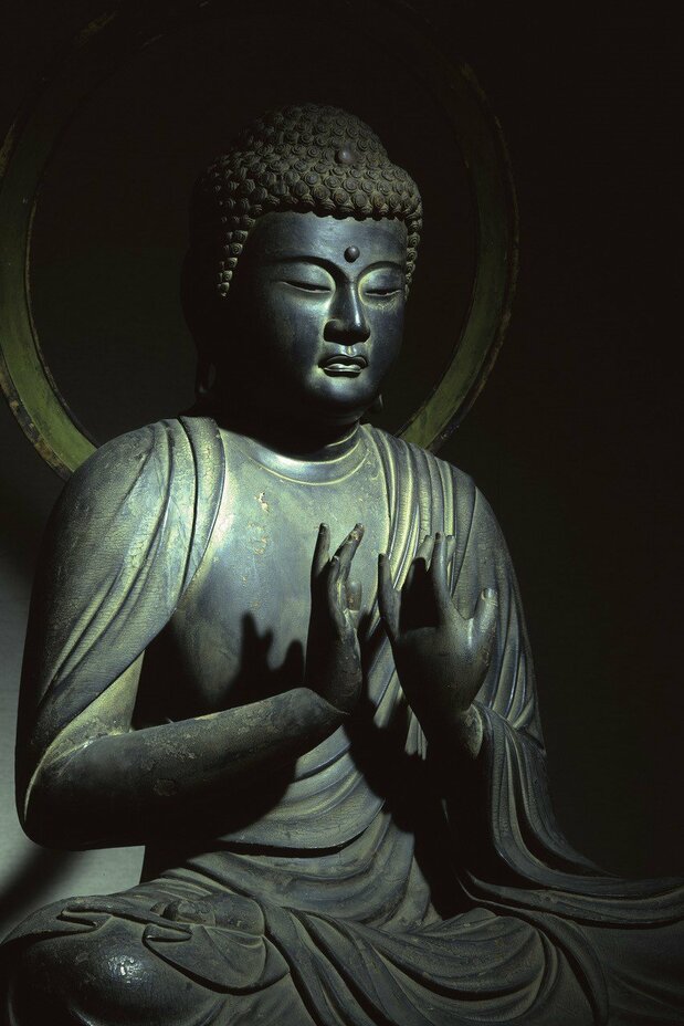 左手をひねるような手印が珍しい釈迦如来坐像(極楽寺蔵、国重文) 写真=原田寛