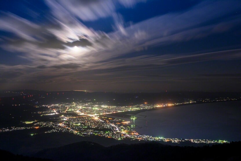 釜臥山(かまぶせやま)展望台から眺めるむつ市街。通称アゲハチョウの夜景(青森県)。