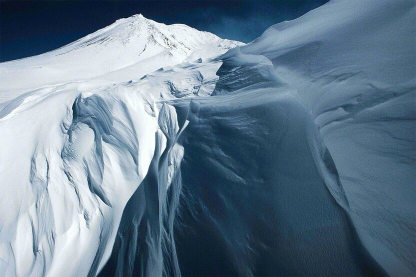 صورة لجبل أساهيداكي، أعلى قمة في سلسلة جبال دايسيتسوزان، تم أخذ الصورة خلال فترة تراكم الثلوج الكثيفة. (© ميزوكوشي تاكيشي)