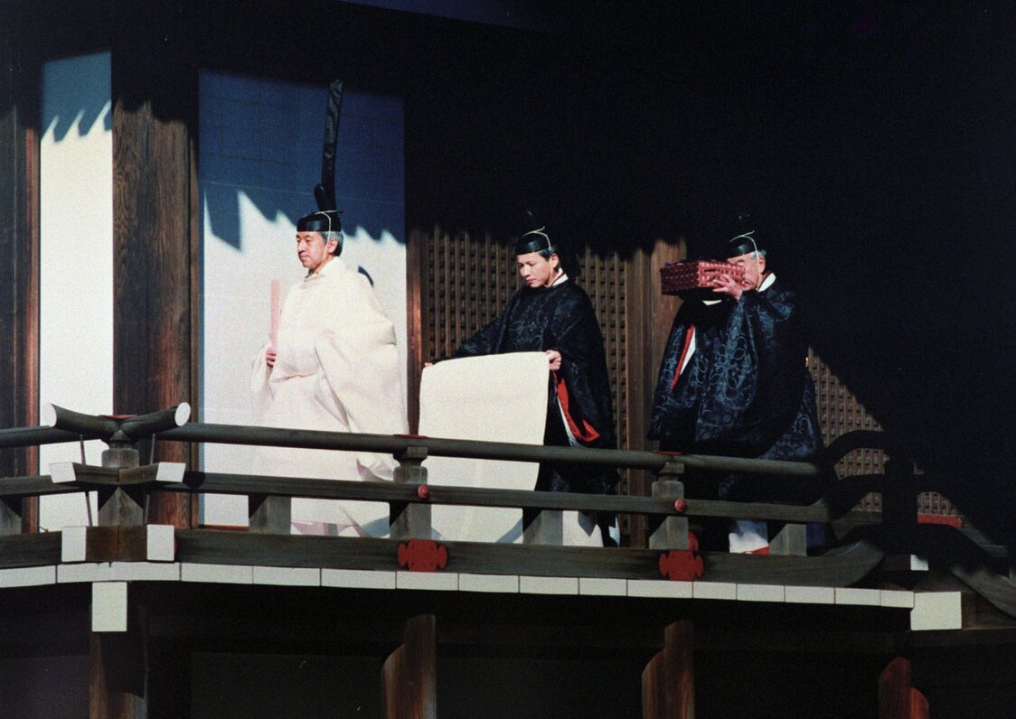 平成时代，明仁天皇（现在的上皇）前赴“即位礼当日贤所大前之仪”，1990年11月12日，皇居宫中三殿“贤所”（读卖新闻社）