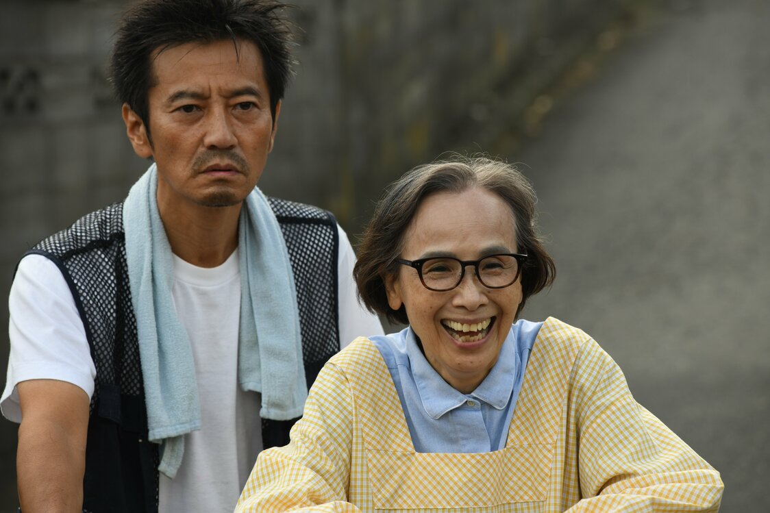 兄弟を見守る叔父のタツオ（津田寛治）と隣人の春子（松金よね子）©2023 SIGLO/OFFICE SHIROUS/Rooftop/LONGRIDE