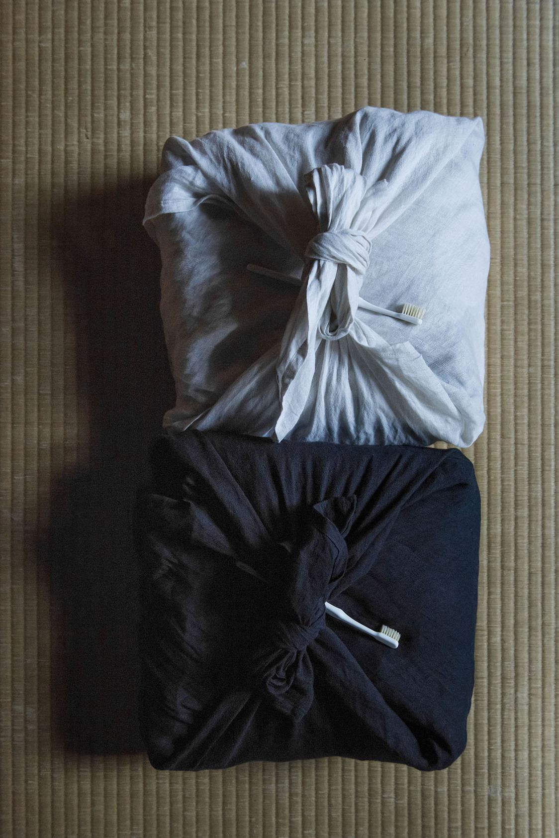 チェックインの時に手渡されるパジャマ「くつろ着」の包み。歯ブラシは豚毛製