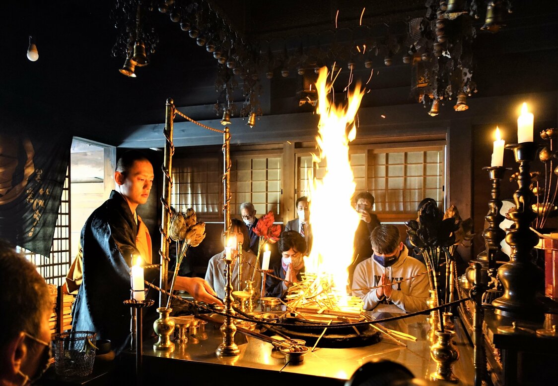 El rito budista goma se lleva a cabo todas las mañanas en el salón Bishamon del Ekō-in. Se trata de un método secreto del esoterismo Shingon que se originó a partir del antiguo ritual indio “Hōma”. La gomagi (leña que representa los pensamientos malignos) se quema en un horno frente a una estatua de Bishamonten, la deidad principal del templo, que se dice fue creada por Kōbō-Daishi, con el fuego ardiente para rezar por el cumplimiento de varios deseos. (Fotografía de Amano Hisaki)