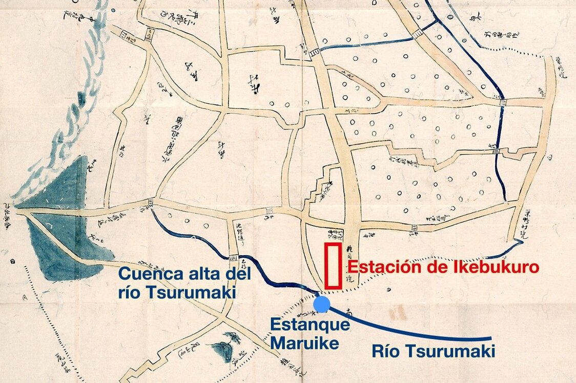 El estanque Maruike y el río Tsurumaki añadidos en un mapa del pueblo de Ikebukuro que data de la era Bunsei (Archivo Metropolitano de Tokio). El estanque es el enclave actual del Hotel Metropolitan y el río es subterráneo.