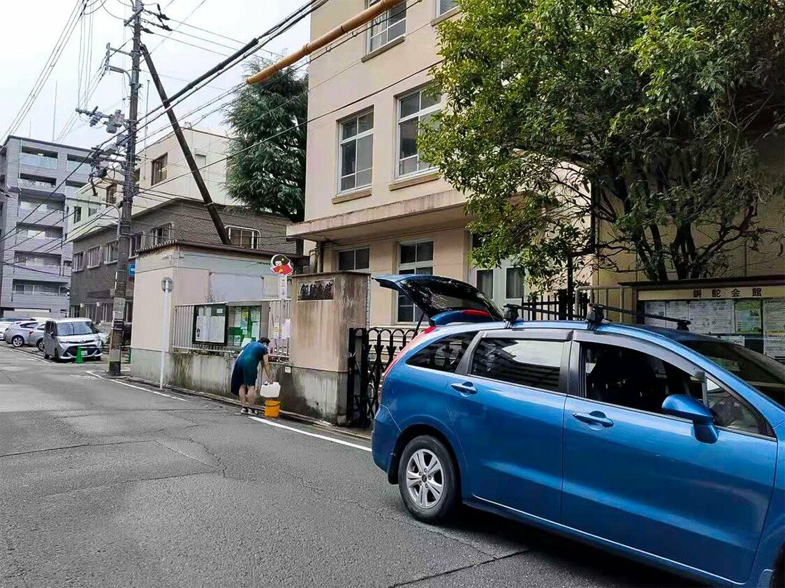 除了附近的居民，还常有人特意开车来接水