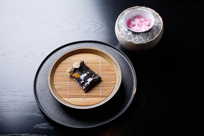 Kōika Cuttlefish “Soba” and Roses (حبار كويكا على هيئة الشعرية ”سوبا“ مع الورود).الحبار مقطع إلى شرائح رقيقة في شكل الشعرية سوبا وصفها مع أمعاء الحبار المخمرة، والتوفو المدخن المغطى بصلصة الميسو، ومسحوق من فطر مايتاكي. ثم يتم رش هذا بمرق الصنوبر، مع رش رقائق راوسو كومبو المالحة، ويقدم مع بتلات الورد في زيت السمسم الأبيض.