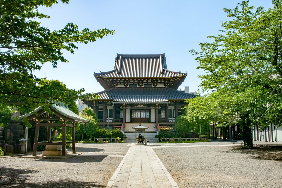 表参道のメインストリート裏に、善光寺の別院がひっそりと立っている（PIXTA）
