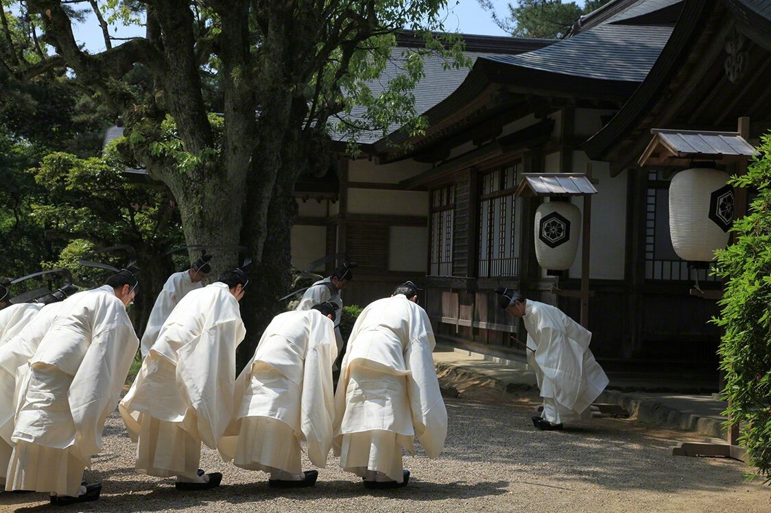 Le desservant principal (gûji) du sanctuaire et ses assistants se saluent avant de procéder à une célébration.