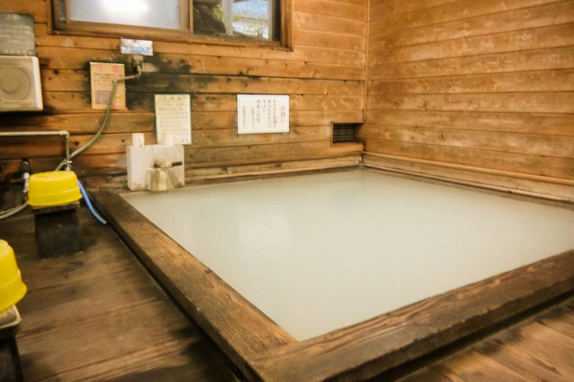 The indoor bath at the Arayu inn Yusō Shirakaba.