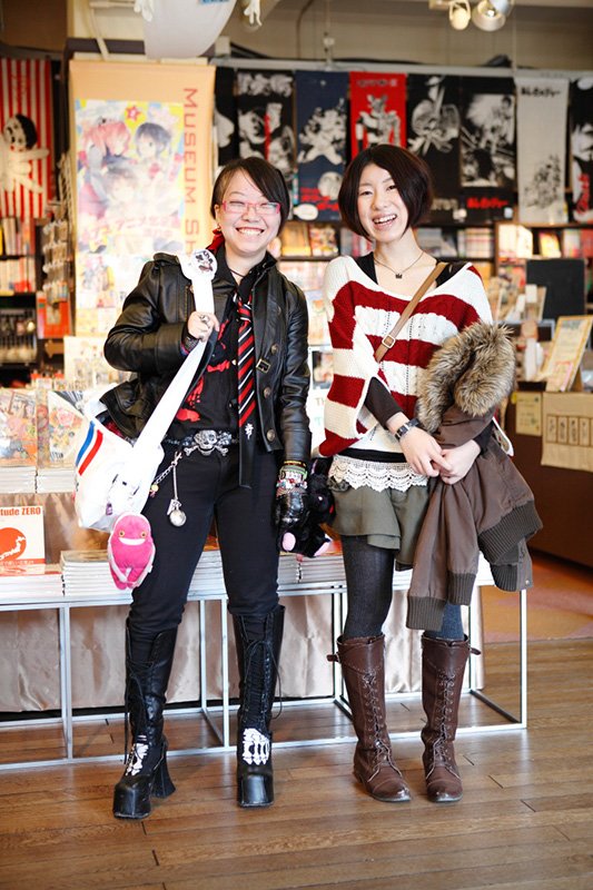 ミュージアムショップはマンガグッズが充実。マンガおたくを自称する横田紗希さん（写真左）は、グッズ購入が目的で大阪から何度もここを訪れている。彼女の服装もどこかコスプレ的だが、ミュージアムでは定期的にコスプレイベントも開催。