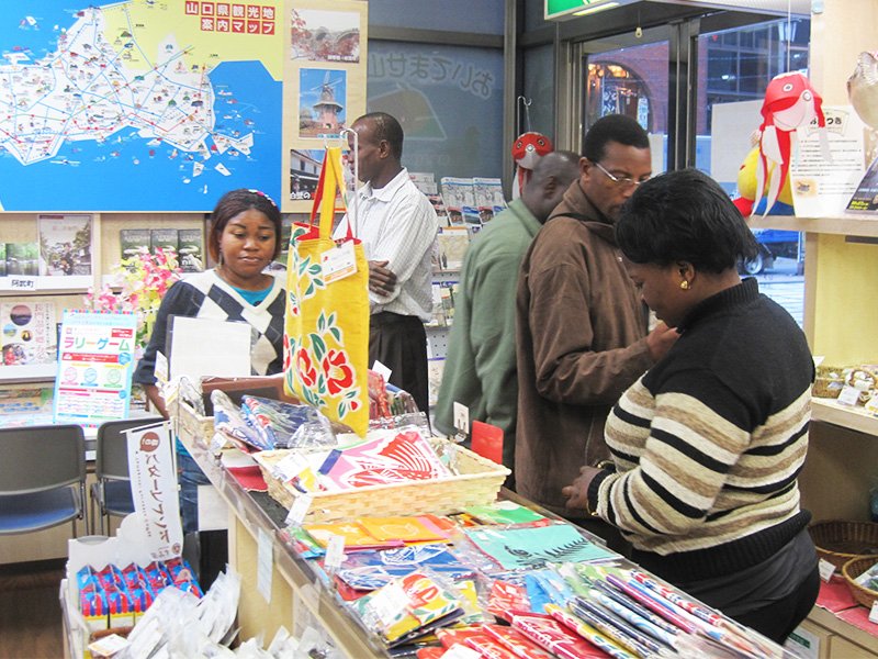 Visitantes extranjeros en una tienda antena de la prefectura de Yamaguchi en Tokio. Foto gentileza de JCRD.