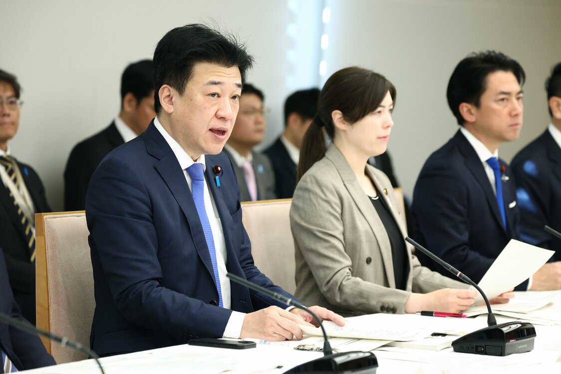 El secretario jefe del Gabinete, Kihara Minoru (a la izquierda), interviene en una reunión de ministros pertinentes para revisar la política para los extranjeros el 23 de enero de 2026. (Fotografía de Jiji Press)