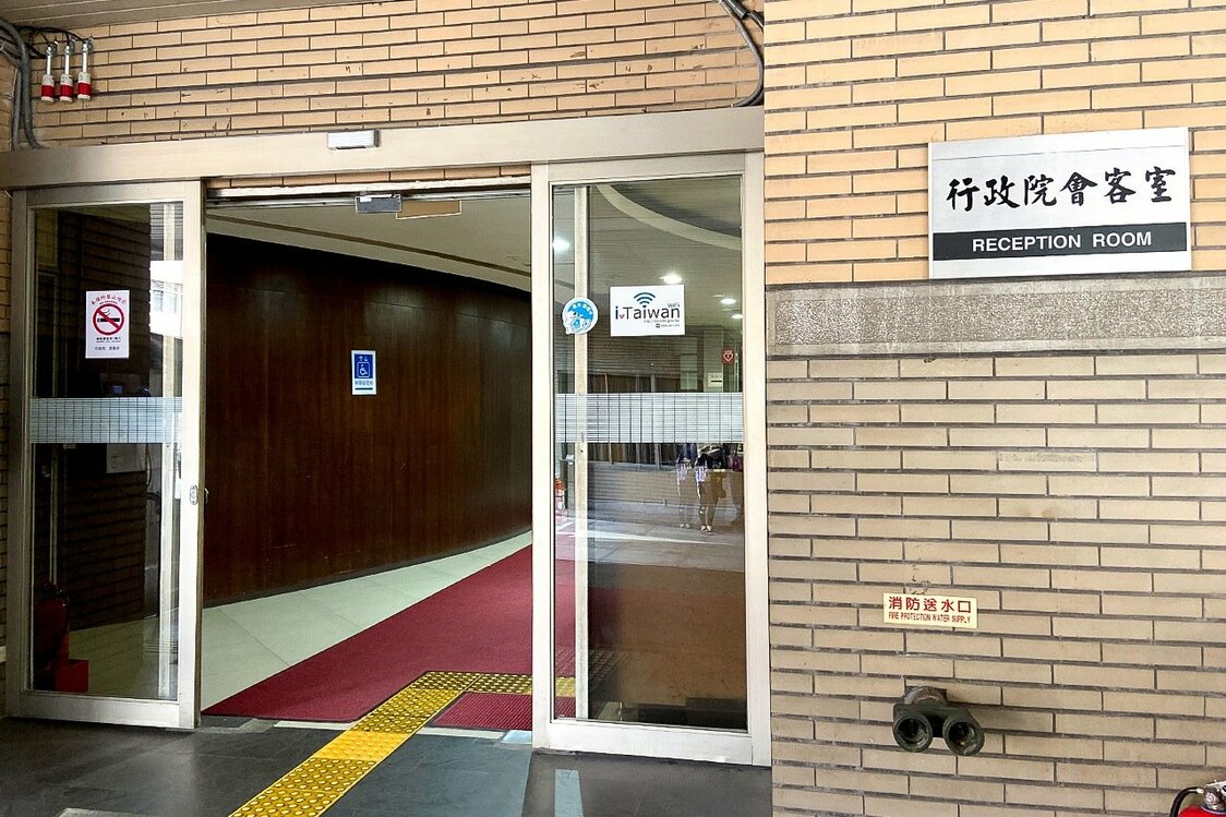 日本の国会に相当する行政院の購買部入り口。一般客も自由に入れるようになっている。Yahooニュース特集でオードリーさんが買い物をしているのはこちらの場所だ（筆者撮影）