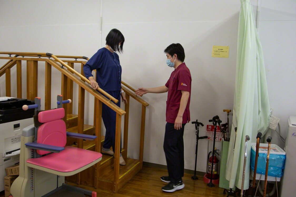 退院前には、階段昇降訓練など、患者の生活環境や趣味など個別性に配慮した訓練も行う。妻は、おかげさまで術後8日で退院。まだまだ回復には時間がかかるにしても、あれがしたい、あそこに行きたいと、いっぱい笑顔が見られるようになった