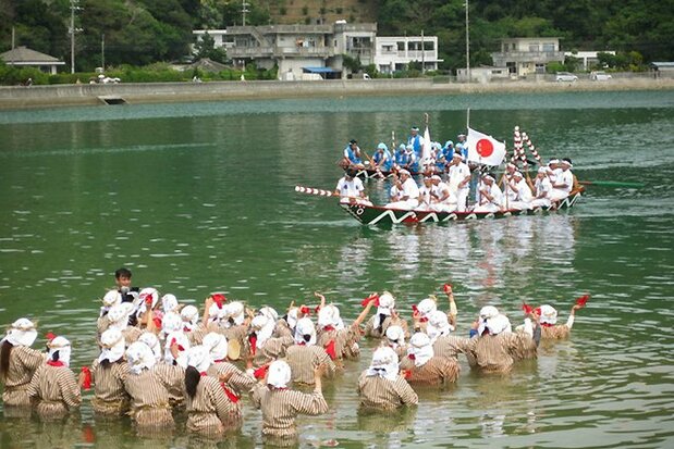 冲绳八景之一的盐屋湾(大宜味村)的“海神节”,祈愿五谷丰饶、无病无灾(图片提供:环境省)