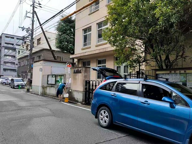 除了附近的居民，还常有人特意开车来接水