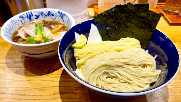 Le tsukesoba au restaurant Tsukesoba Kanda Katsumoto. Il est accompagné d’un bouillon de sardines séchées chintan avec à la fois des nouilles fines et d’autres plus larges et plates. (© Yamakawa Daisuke)