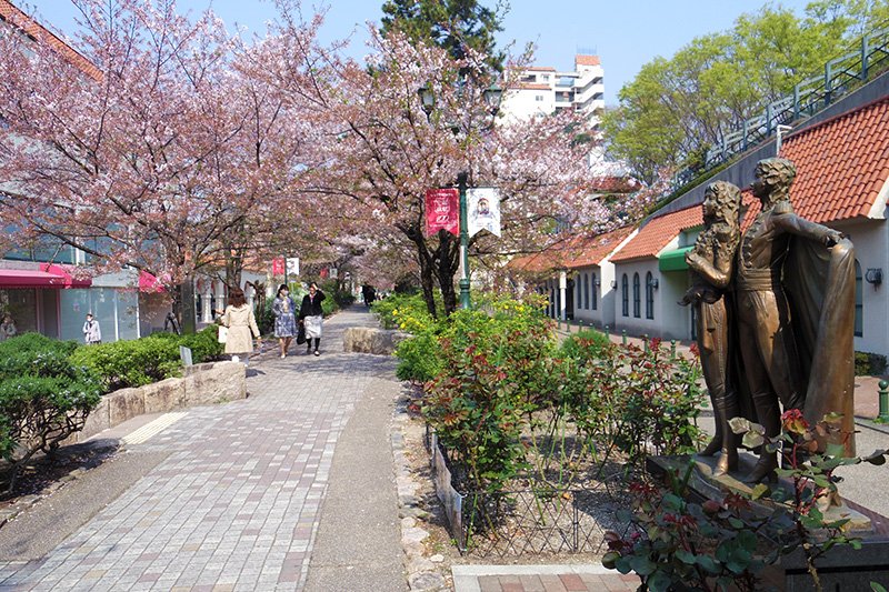 Hana no michi, “el camino de las flores”, conecta la estación de Takarazuka, de la línea Hankyū, con el teatro de la compañía (10 de abril).