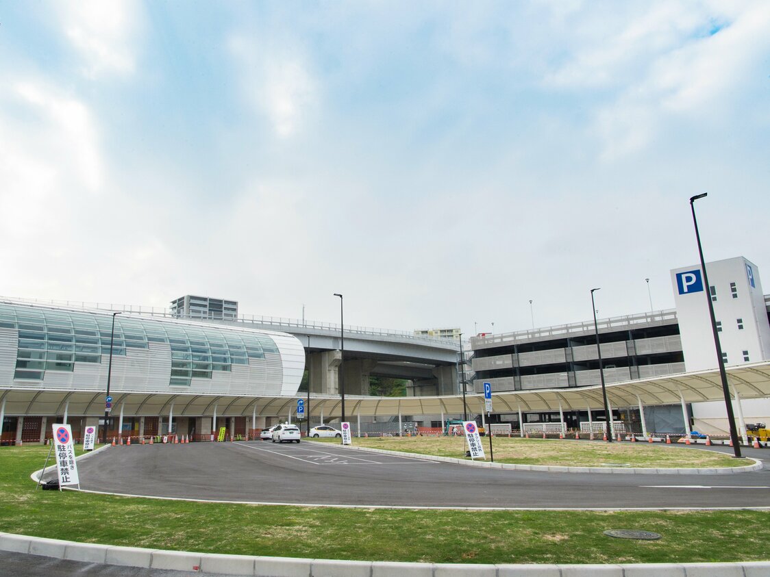 てだこ浦西駅は立体駐車場を併設。「てだこ」は「太陽」を意味する。高速バスターミナルや周辺道路など、しばらくは整備工事が続く