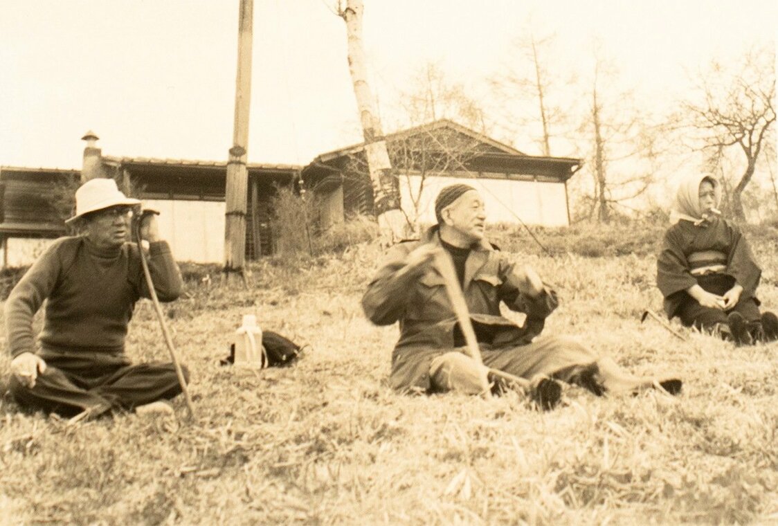 欣赏蓼科高原自然风光的野田高梧（左）和小津安二郎（图片：野田高梧纪念蓼科剧本研究所）