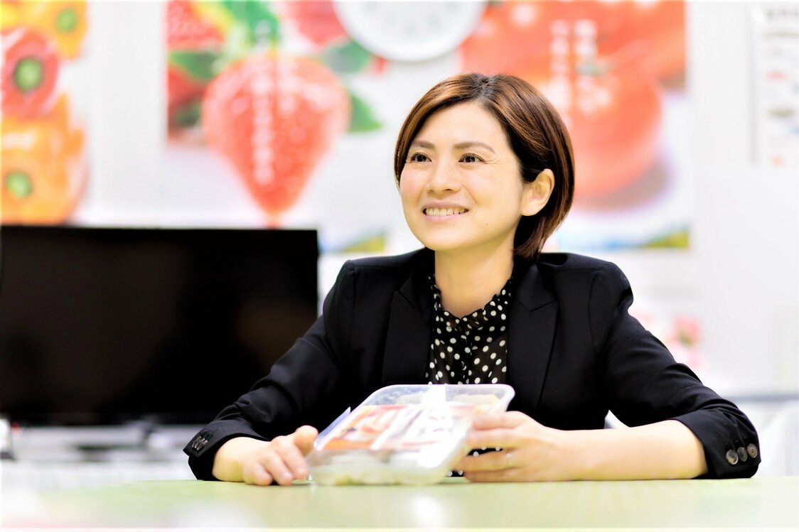 Watanabe Aika, presidenta de la Comisión de las Empanadillas de Miyazaki, una entidad que agrupa a personas de diversos perfiles. Según el Príncipe, de no ser por ella, la comisión no habría podido formar un frente unido. (Imagen cortesía de la propia Watanabe Aika).