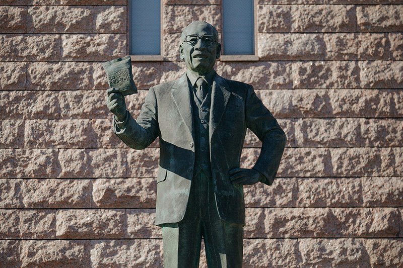 A statue of Andō Momofuku. The attractions and displays at the Cup Noodles Museum teach visitors about who Andō was, his successes, and the importance of the entrepreneurial spirit.