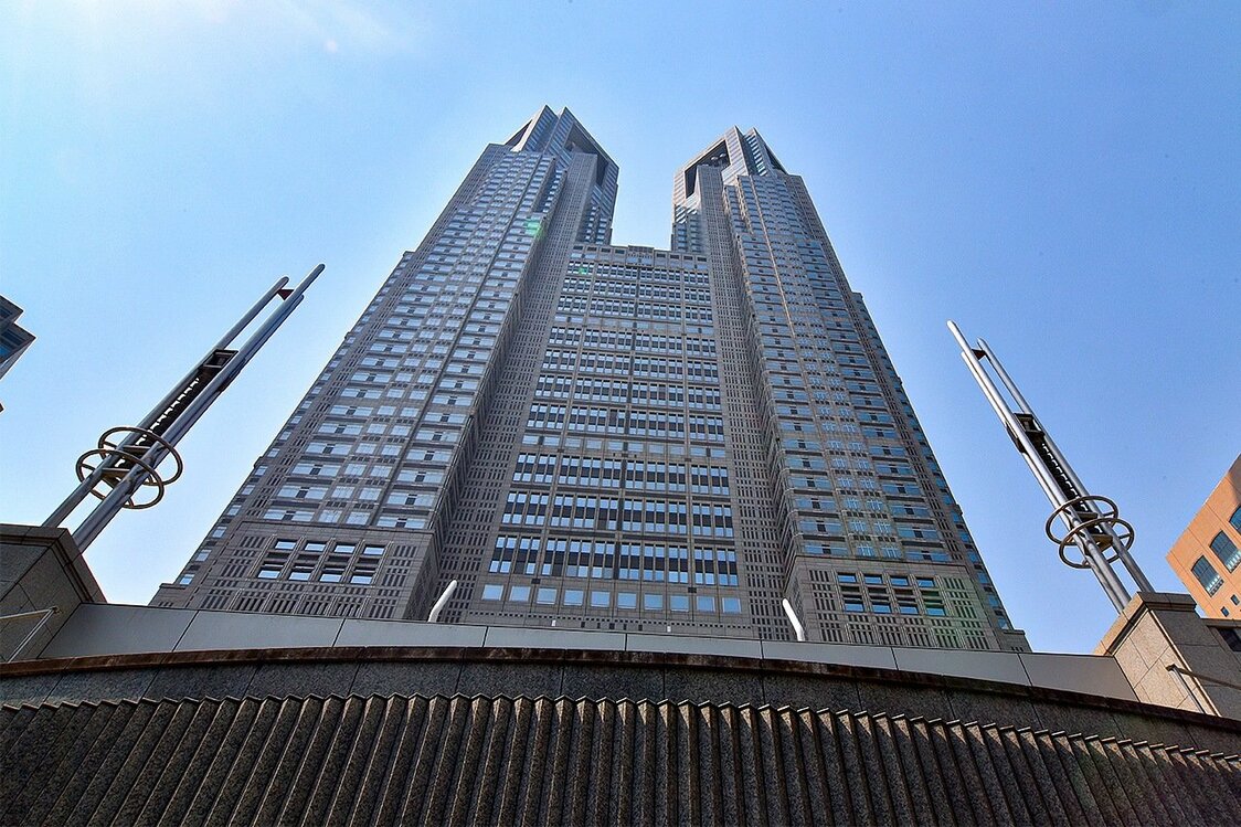 東京のランドマークとして定着した東京都庁第1庁舎。2つに分かれた塔が特徴だ（筆者撮影）