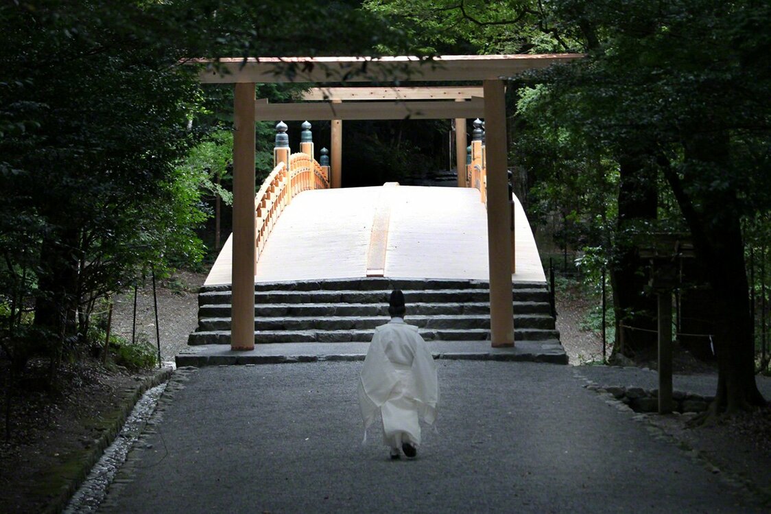 8月25日　神职人员走向翻修一新的风日祈宫桥