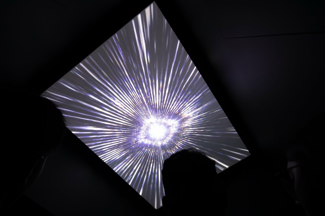 在14层的入口处检票后，乘坐电梯“TRANSITION POD”直接登上31层，用时约30秒。电梯上升过程中会播放天顶影像和立体音效，乘客们的心情也会随之激动起来