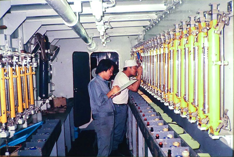 CTDが導入されるまでのナンセン採水器・転倒温度計による観測風景。採水器に取り付けられた温度計の値を読み取り、手前に並んでいる瓶に観測項目ごとに採水する。つまり、水温と塩分も採水した深さのデータしか得られなかった。
