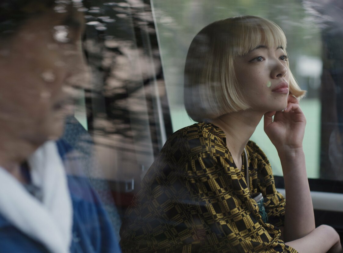 タカシが熱を上げるアヤ（アオイヤマダ）は平山のカセットで聴いたパティ・スミスの曲を気に入る　©2023 MASTER MIND Ltd.