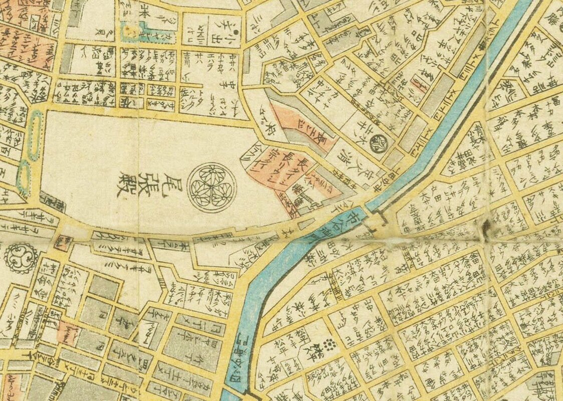『安政改正御江戸大絵図』（国会図書館蔵）から、市谷八幡宮周辺を切り抜いた。中央の「八マン」が市谷八幡宮で、「トウエンジ」は別当寺だった「東円寺」のこと。尾張徳川家の巨大さには驚かされる