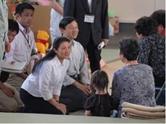 宮城県で被災者の方々をお見舞いになる皇太子同妃両殿下＝2011年6月（宮内庁ホームページから）