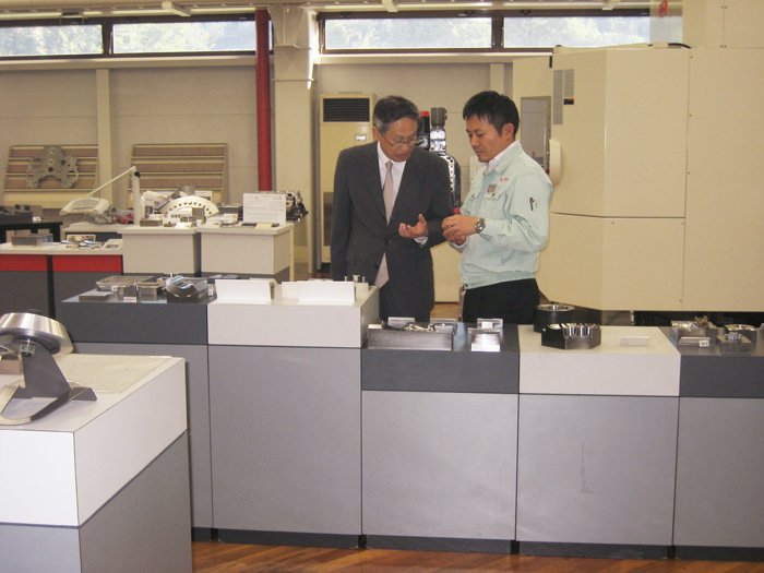 El autor visita otra compañía manufacturera.