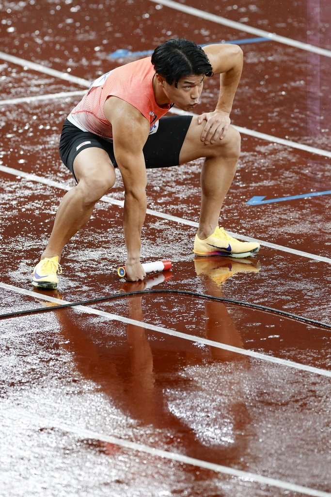 Koike Yûki, le relayeur de tête du 4 x 100 mètres de l’équipe nippone, se recharge en imtant la technique Gear 2 de Luffy. (Kyôdô)