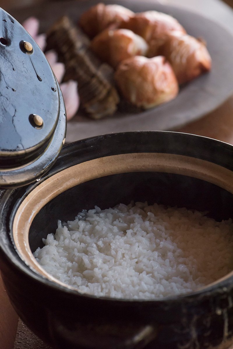 Arroz blanco cocido en una olla de barro.