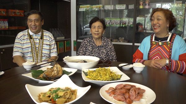 拍攝紀錄片《臺灣認同》時的高英傑、菊花、春英（左起。2012年）。英傑和春英兩位當場用美妙動人的歌聲獻唱「春之佐保姫」。（🄫2013　MAXAM INC.／太秦）