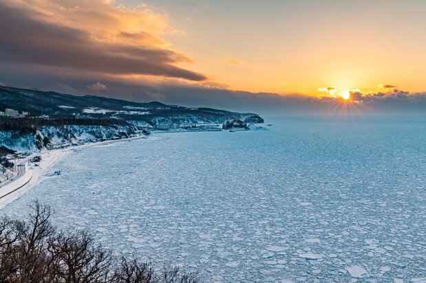 プユニ岬からの眺め。ウトロ地区の海を流氷が覆い尽くしていた