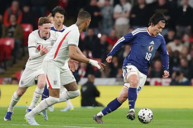 国際親善試合イングランド戦。後半、ドリブルでボールを運ぶ上田綺世(右)=2026年3月31日、イギリス・ロンドン(時事)