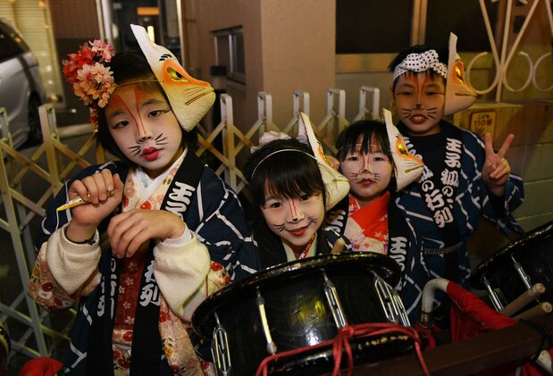 Enfants participant à la parade des renards (AFP/Jiji)