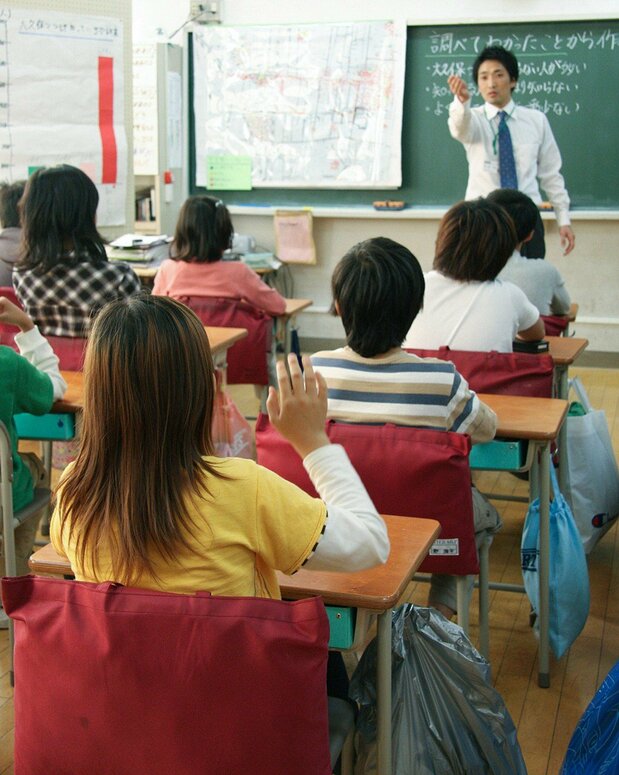 地域で支える日本語指導:外国人の児童が3割の新宿区立大久保小学校の授業風景(東京・新宿区)(時事)