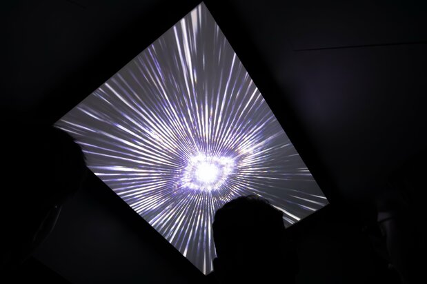 L’ascenseur « Transition Pod » nous transporte du 14e étage au 31e en une trentaine de secondes. L’excitation monte grâce aux effets sonores et au kaléidoscope sur le plafond.