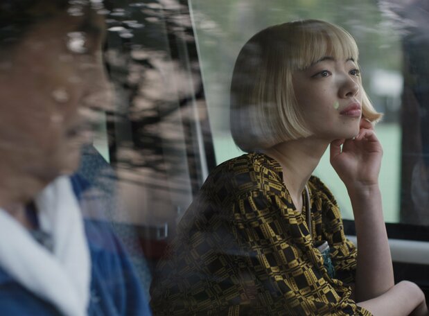 タカシが熱を上げるアヤ(アオイヤマダ)は平山のカセットで聴いたパティ・スミスの曲を気に入る ©2023 MASTER MIND Ltd.
