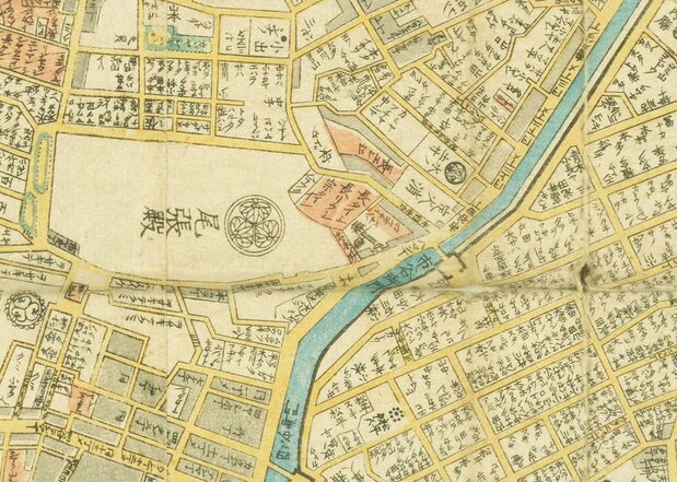 『安政改正御江戸大絵図』(国会図書館蔵)から、市谷八幡宮周辺をトリミングした。中央の「八マン」が市谷八幡宮で、「トウエンジ」は別当寺だった「東円寺」のこと。尾張徳川家の巨大さには驚かされる