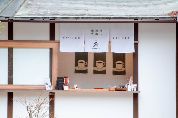 The coffee stand, which is open from 10:00 am to 4:00 pm, blends in tastefully with its surroundings. (© Edit Plus)