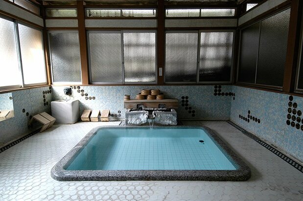 向瀧で一番古い「きつね湯」。