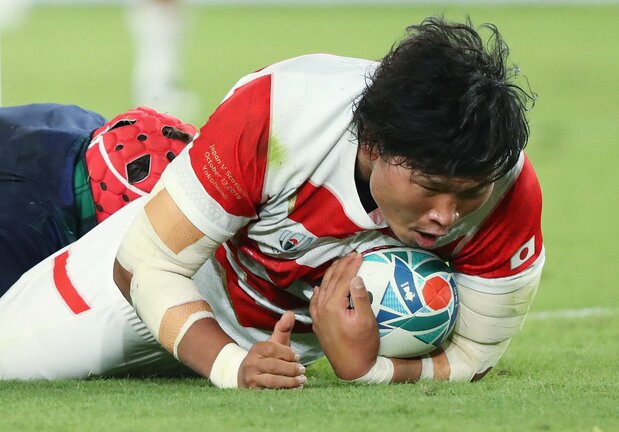 1次リーグ・⽇本-スコットランド戦の前半、トライを決める⽇本代表の稲垣啓太=2019年10月13日、横浜国際総合競技場(時事)