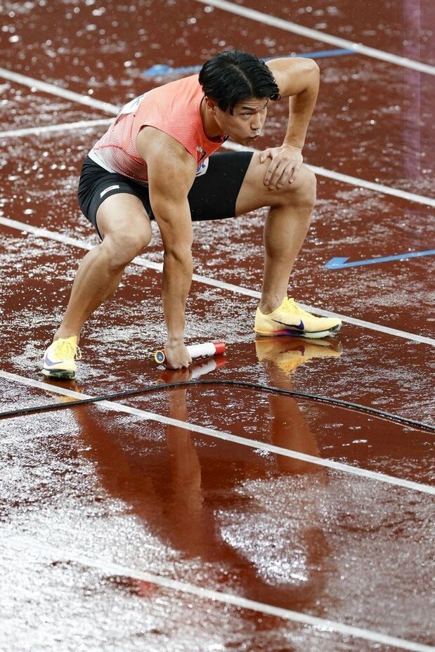 Japan’s lead runner in the 4 x 100 meter final Koike Yūki powers up with Luffy’s Gear 2 move. (© Kyōdō)
