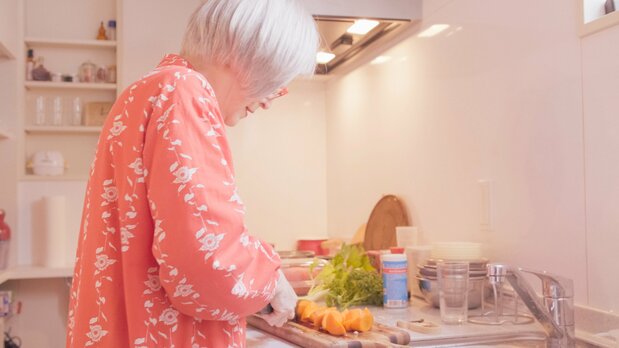 Kadono prepares a dish she learned how to make in Brazil. (© Kadokawa)