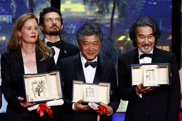 カンヌ国際映画祭で男優賞を獲得した役所広司さん(右)と坂元裕二さんが脚本賞を獲得した「怪物」の是枝裕和監督(中央)=5月27日、カンヌ(ロイター=共同)